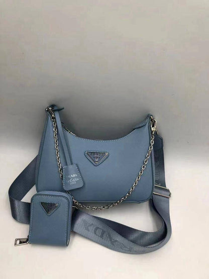 Prada 
GOOD QUALITY 💯
110 dhs🪙💕
With Box 
🎁🎁🎁

Zain269
♥️♥️♥️