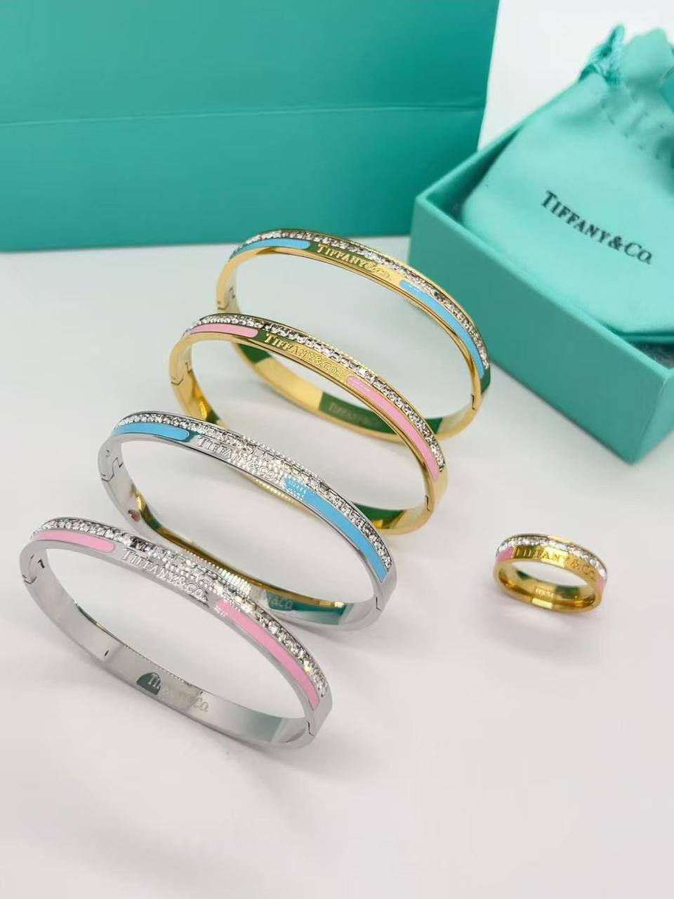 *Offer Bangle* 🍁
Stainless non tarnished 

20 dhs🪙🌨️
simple box
30 dhs🪙🌨️
name box 📦

Zain48
♥️♥️♥️