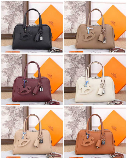 Hermes 
Best quality 

with box’s 
🎁🎁🎁

110 dhs✅
size 25 CM

Zain290
♥️♥️♥️