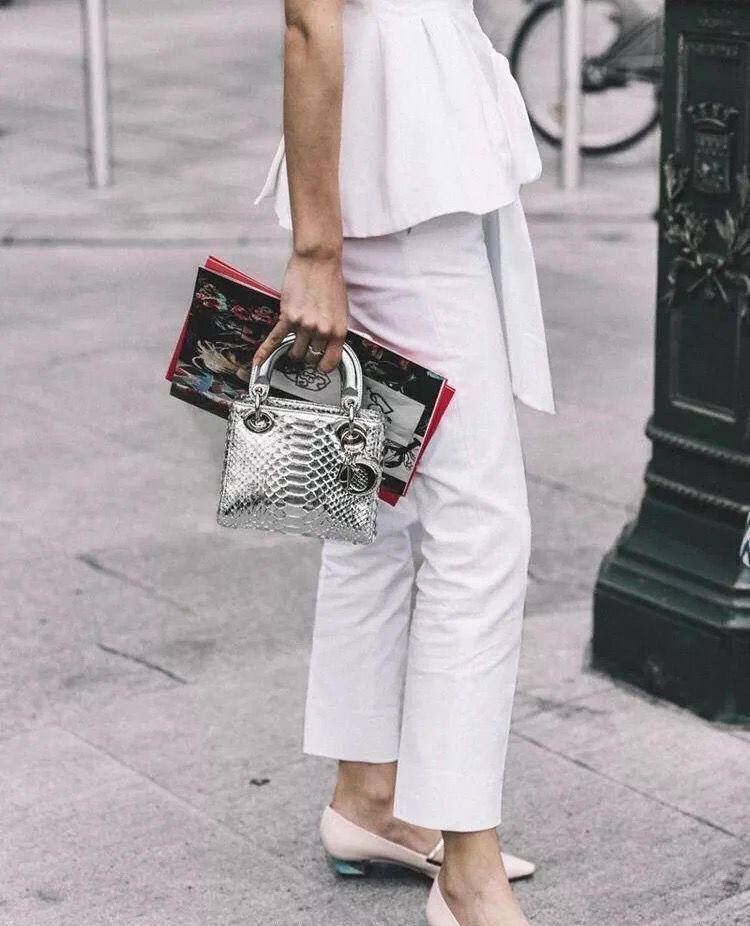 💎 Lady Dior 
1️⃣ First quality +🎁
Logo with diamond💎
Size : 18 * 14 * 7 cm
120 dhs✅
with box 🎁

Zain115
♥️♥️♥️