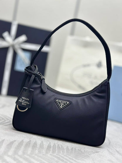 Prada

Model:Re-Edition Mini Bag (likely)

Material:Nylon (likely Re-Nylon or nylon fabric)👌🏼🪡
 
Size:22cm

Style: Casual luxury, suitable for everyday use🙂‍↔️

For Price 👇 WhatsApp✅
0568585901 
0507557372
0552275751 Owner Zain 👌

Zain325
♥️♥️♥️