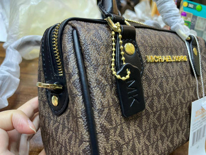 MK 
85 dhs❣️
with box
🎁🎁🎁

size 18×11×13cm

Zain213
♥️♥️♥️
