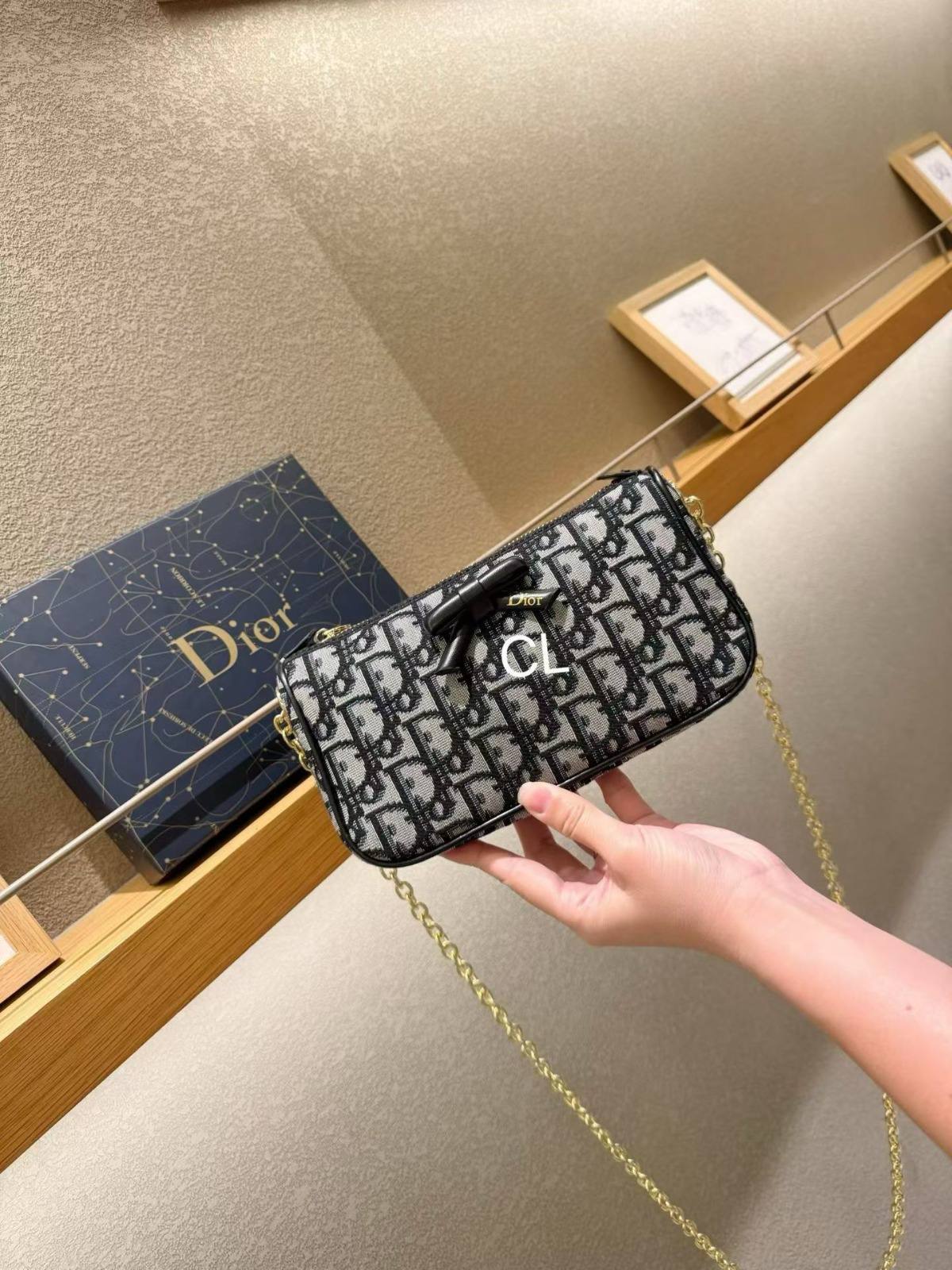 DIOR

Best quality
 with box

100 dhs🇦🇪🇦🇪


   size23CM

Zain290
♥️♥️♥️