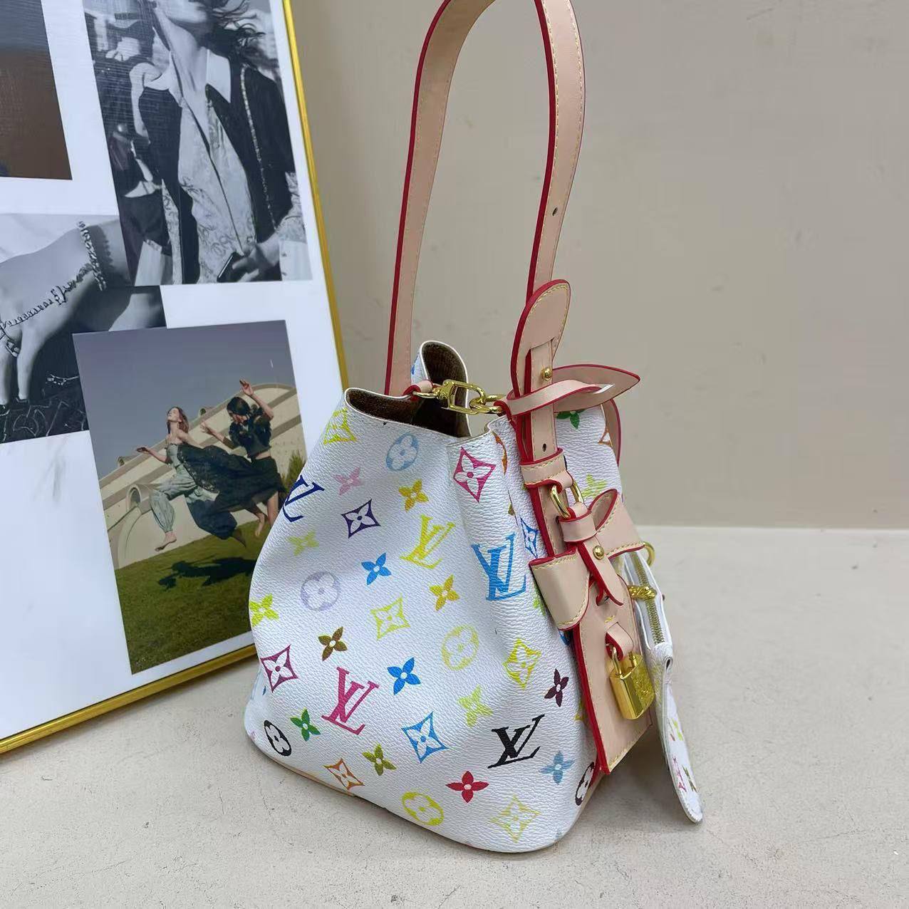 LV
25*18*13cm
70 dhs❣️

Zain17
♥️♥️♥️