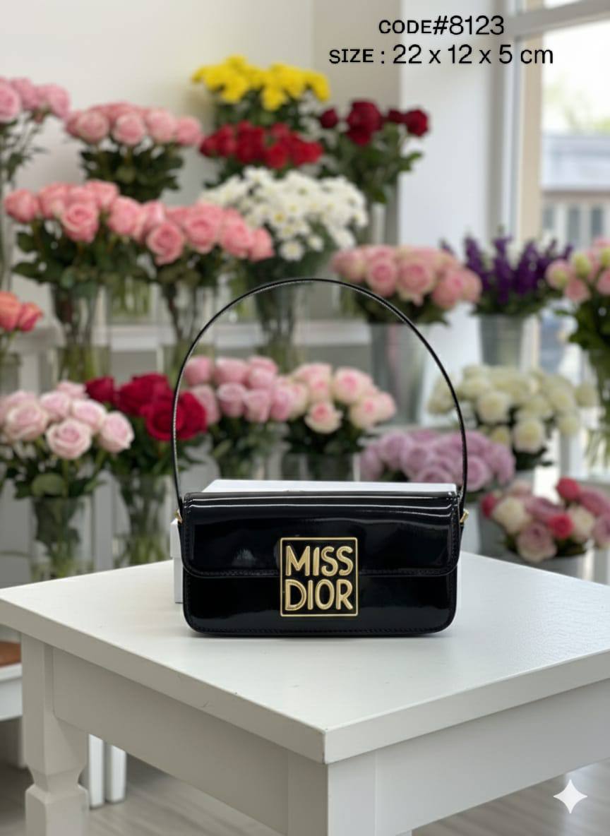 CHRISTIAN MISS DIOR
ɢʟᴏssʏ ᴍᴀᴛᴇʀɪᴀʟ
ɢᴏʟᴅ ʜᴀʀᴅᴡᴀʀᴇ
sʜᴏᴜʟᴅᴇʀ ʙᴀɢ
ᴡɪᴛʜ ʟᴏɴɢ ʙᴇʟᴛ sᴛʀᴀᴘ
sɪᴢᴇ : 22 cm
ᴡɪᴛʜ BOX
🎁🎁🎁

65 dhs🪙💚

Zain31
♥️♥️♥️