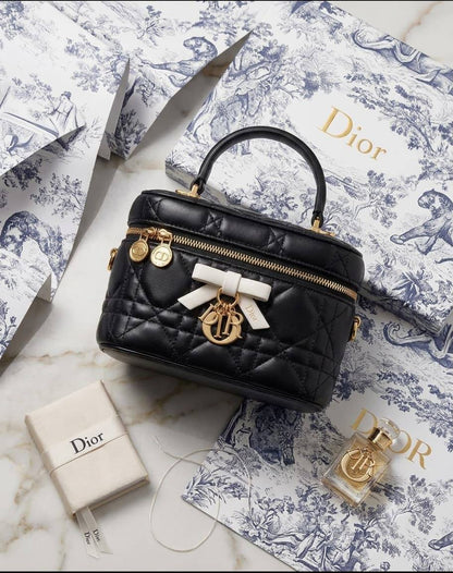 DIOR  
SIZE 18CM
WITH BOX 📦
HIGH QUALITY
110 dhs🇦🇪🇦🇪

Zain331
♥️♥️♥️