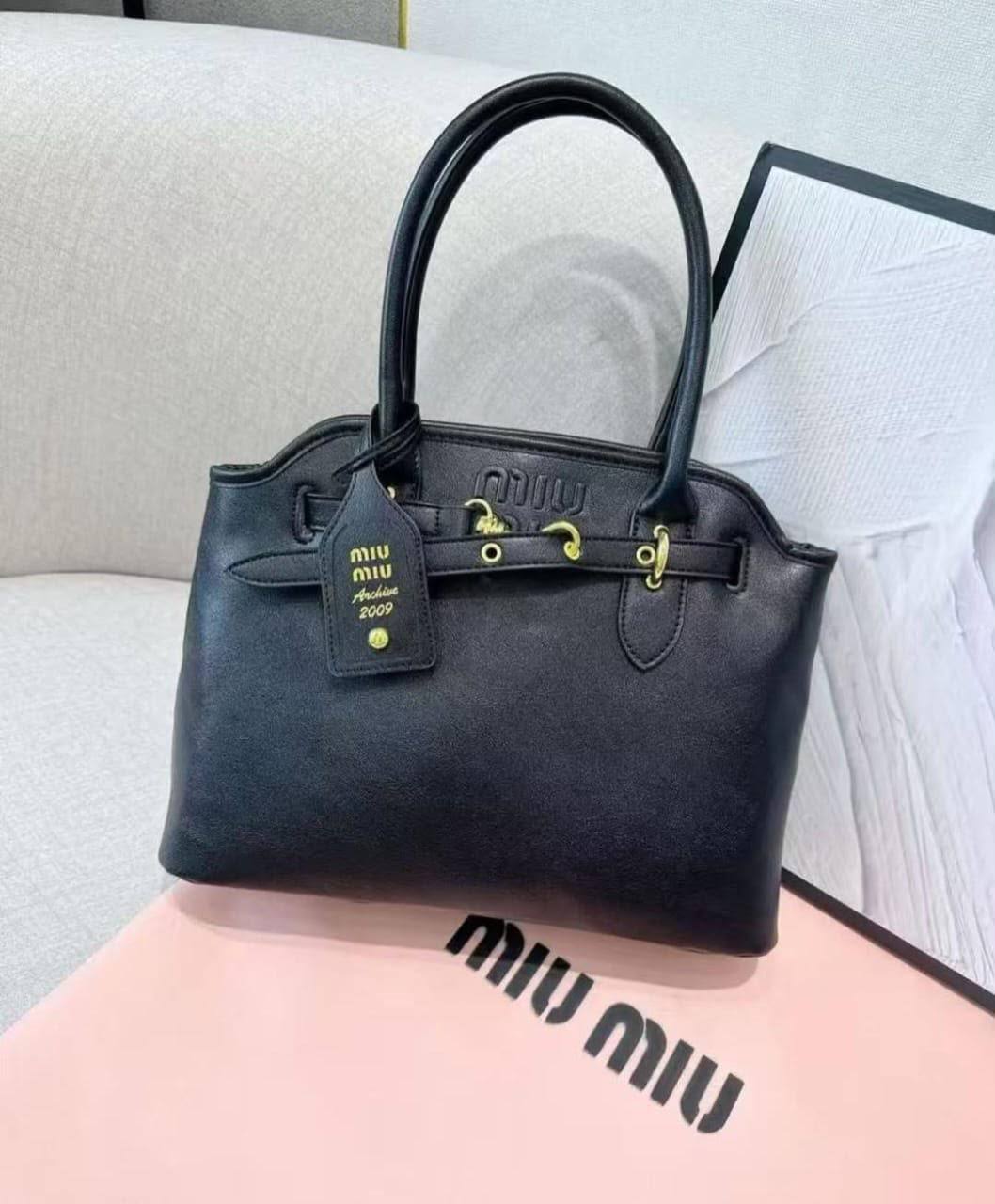 Miu Miu
90 dhs✅
With box
Size32cm

Zain219
♥️♥️♥️