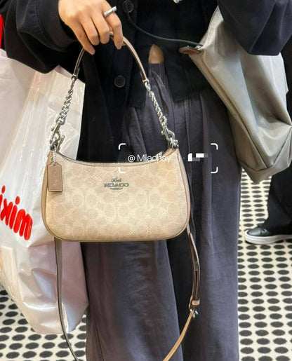 🌈 Coach Teri
1️⃣ First quality +🎁
Size : 24 * 15 * 7 cm
80 dhs🪙🌨️
with box 🎁

Zain115
♥️♥️♥️