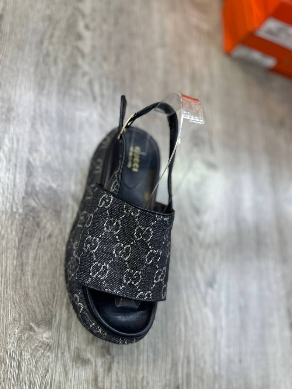 Gucci
Size 36-42 
85 dhs💓

Zain132
♥️♥️♥️