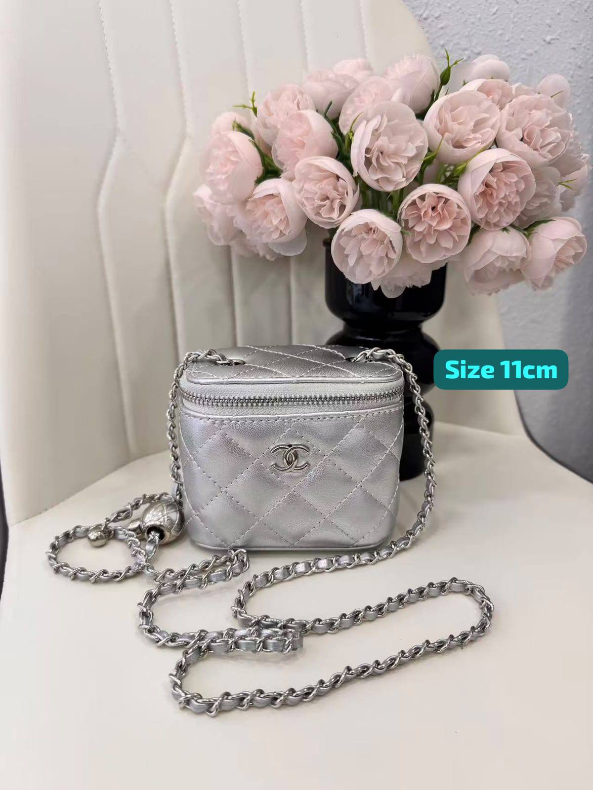 Chanel

Good quality 

with box 
100 dhs🇦🇪🇦🇪

Zain186
♥️♥️♥️