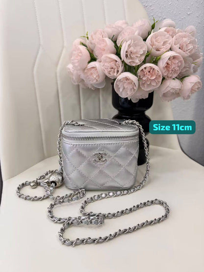 Chanel

Good quality 

with box 
100 dhs🇦🇪🇦🇪

Zain186
♥️♥️♥️