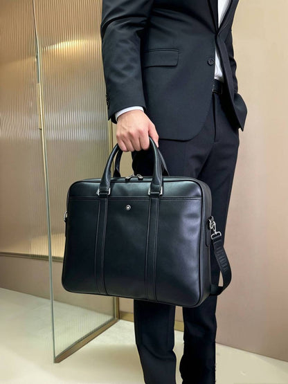Montblanc Laptop bag 


 new came 

240  dhs 

Zain39

♥️♥️♥️