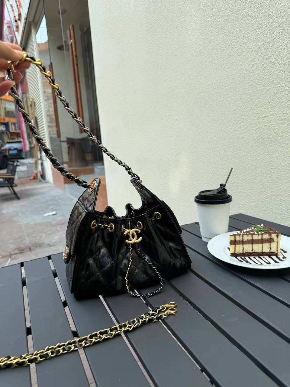 Re stock arrived 

Chanel

22cm.    330 dhs🇦🇪

25cm.     380 dhs🇦🇪

Zain297
♥️♥️♥️