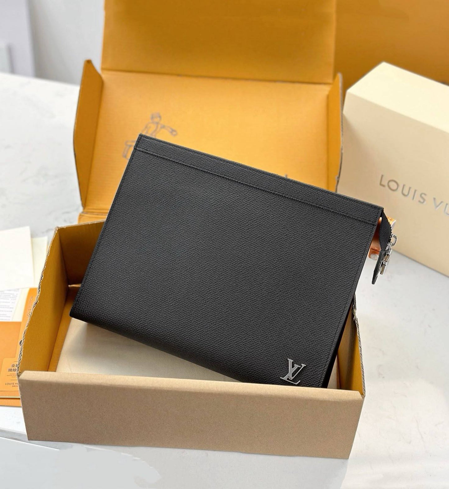 LOUIS VUITTON HAND BAG POUCH NEW CAME GOOD QUALITY WITH 
BOX 
95 dhs✅

Zain295
♥️♥️♥️