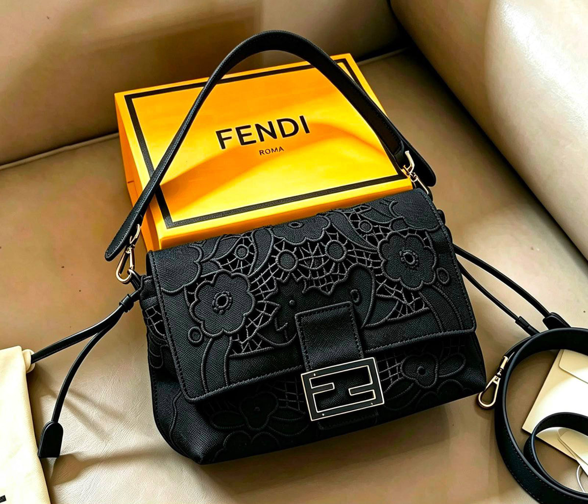 FENDI 

NEW DESIGN 

MASTER QUALITY 
WITH BOX 
295 dhs🇦🇪🇦🇪

Zain295
♥️♥️♥️
