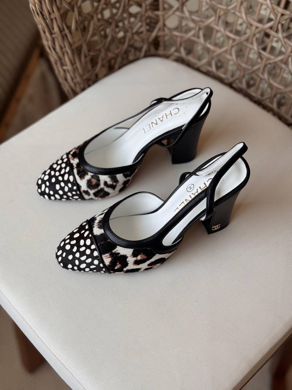 CHANEL 🪙
Size: 36 to 41
Super master quality 
450 dhs✅

Zain198
♥️♥️♥️