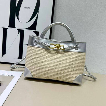 BOTTEGA VENETA 
GOOD QUALITY 

WITH BOX  
🎁🎁🎁

120 dhs✅
SIZE: 25cm

Zain39
♥️♥️♥️