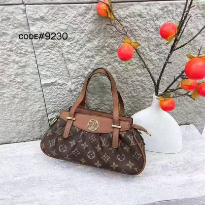 LV
ᴄʟᴀssɪᴄ ᴛɪᴠᴏʟɪ ʜᴀɴᴅʙᴀɢ
ᴡɪᴛʜ ʟᴏɴɢ ʙᴇʟᴛ sᴛʀᴀᴘ
sɪᴢᴇ : 27 cm

65 dhs🪙💕

Zain31
♥️♥️♥️