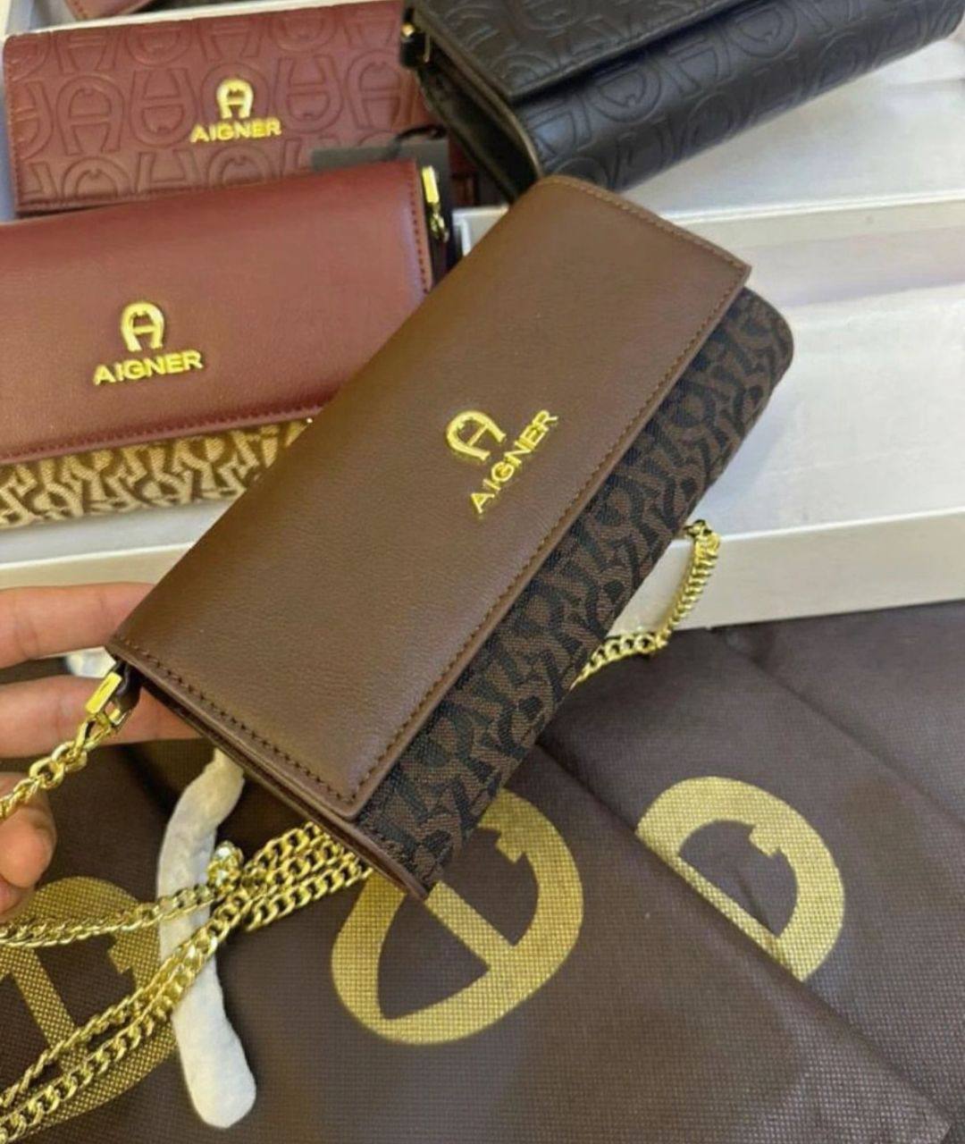 Aigner
90 dhs🪙🖤
size：20cm

Zain35
♥️♥️♥️