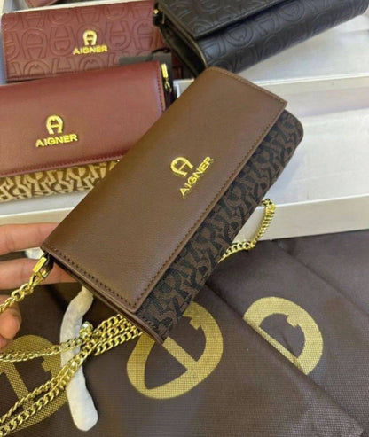 Aigner
90 dhs🪙🖤
size：20cm

Zain35
♥️♥️♥️