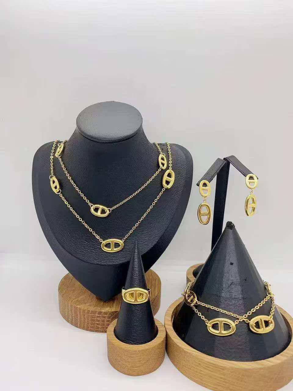 Stainless steel SET 💯*
Necklace ❤️‍🩹
Earring 🍁
Breslat ❣️
Ring free size 
With normal boxes 📦 
And paper bag 🛍️
45 dhs🇦🇪

Zain216
♥️♥️♥️