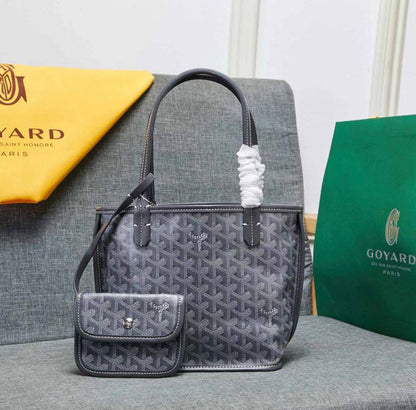 Goyard
Small     75 dhs✅
Medium 80 dhs✅
Large      85 dhs✅

Zain42
♥️♥️♥️