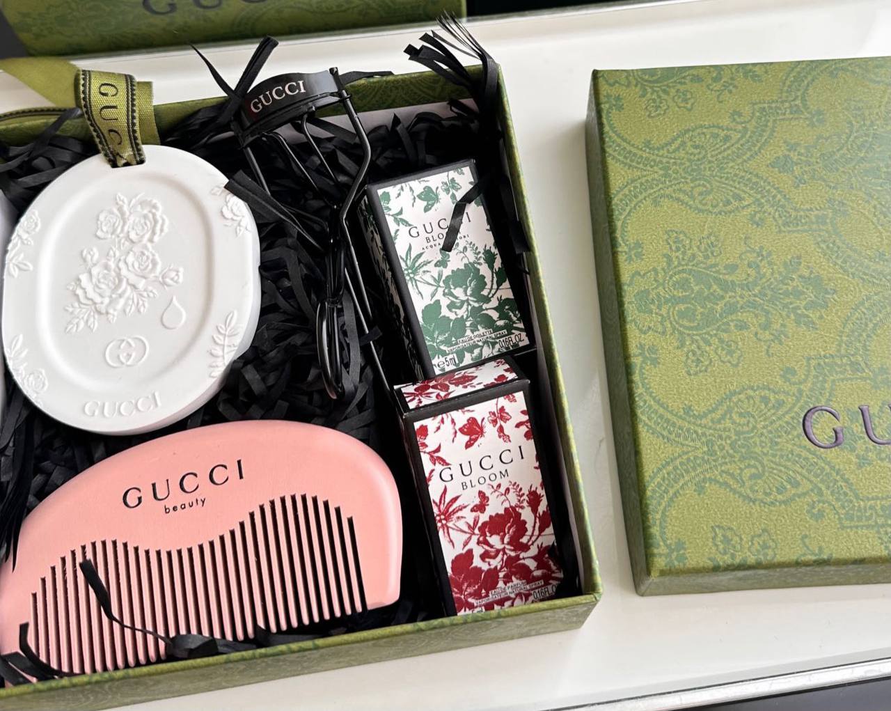 Gucci set❤️‍🔥*
 comb 🪮 
Key chain for car 🚗 
2 perfume 🦋
Eyelash curler 🐦‍🔥
In boxes 5 pieces 😳
good quality 💯
With boxes 📦 
And paper bag 🛍️
60 dhs✅

Zain216
♥️♥️♥️
