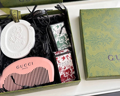 Gucci set❤️‍🔥*
 comb 🪮 
Key chain for car 🚗 
2 perfume 🦋
Eyelash curler 🐦‍🔥
In boxes 5 pieces 😳
good quality 💯
With boxes 📦 
And paper bag 🛍️
60 dhs✅

Zain216
♥️♥️♥️