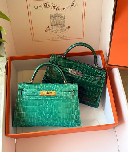 HERMES
(FULL HAND MADE )
Real crocodile 🐊 
Size *19 cm*
With original packing 🎁🎁
For Price 👇 WhatsApp✅
0568585901 
0507557372
0552275751 Owner Zain 👌

Zain246
♥️♥️♥️
