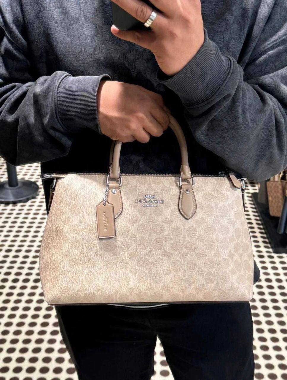 Coach
115 dhs✅
Good quality

Zain35
♥️♥️♥️