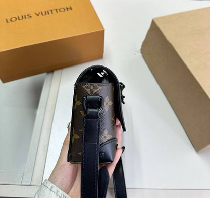LV
 UNISEX GOOD QUALITY 
WITH BOX 
🎁🎁🎁

85 dhs✅

Zain295
♥️♥️♥️