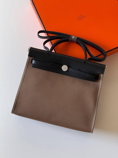Hermes

Herbag 31cm💕master quality
😍with box❤️
🎁🎁🎁

590 dhs❤️

Zain52
♥️♥️♥️