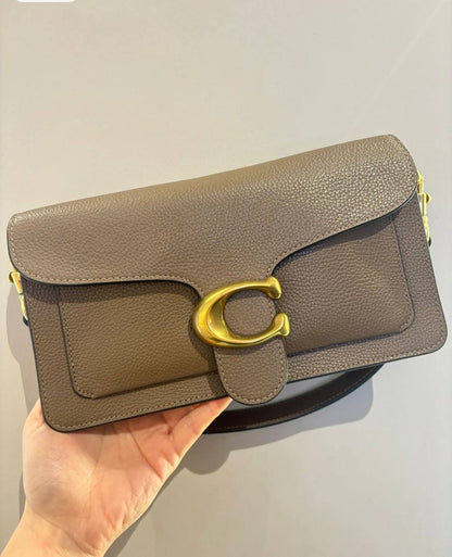 Coach
good quality, 

comes with box, 
🎁🎁🎁

size...25 *15 cm 

95 dhs💓

Zain12
♥️♥️♥️