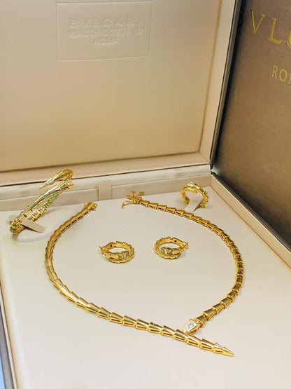 BVLGARI SET
MASTER💫✨
NECKLACE BRACELET EARRINGS RING
300 DHS🇦🇪🇦🇪 WITH BOX AND PAPER BAG🎁🛍️

WITH MASTER BOX AND PAPER BAG 
400 dhs🇦🇪🇦🇪🛍️🎁

Zain89
♥️♥️♥️