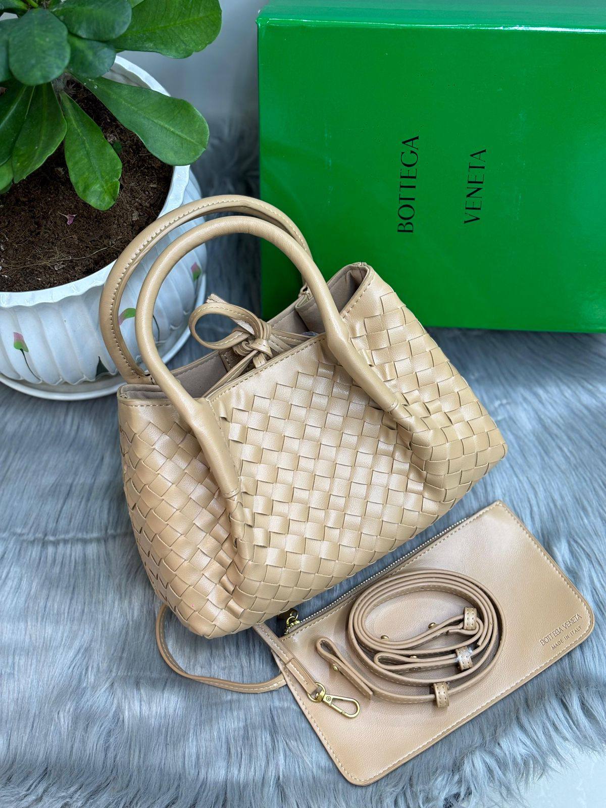 Bottega

with box🎁🎁🎁

105 dhs👑

Zain244
♥️♥️♥️
