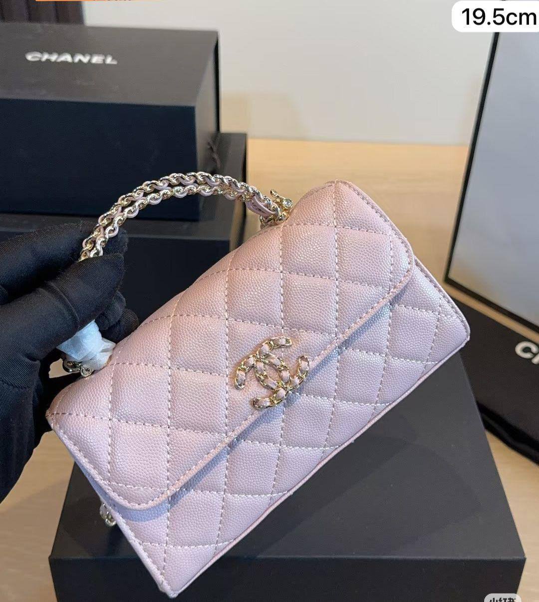 💗 Chanel Kelly / 24B
1️⃣ First quality +🎁  
Size : 19.5 ~ 18 * 15 cm
90 dhs✅
with box 🎁

Zain115
♥️♥️♥️