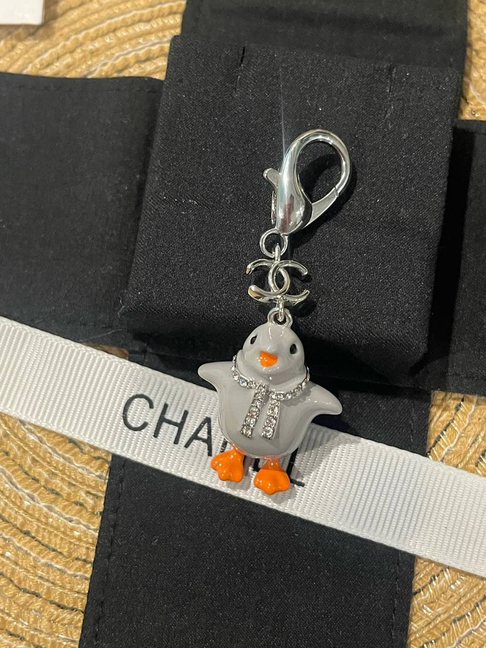 CHANEL ❤️‍🔥*
Key chain ⛓️‍💥 
Master quality 💯
With normal boxes 🗃️ 
55 dhs✅
With master box 🗃️ 
70 dhs✅

Zain216
♥️♥️♥️