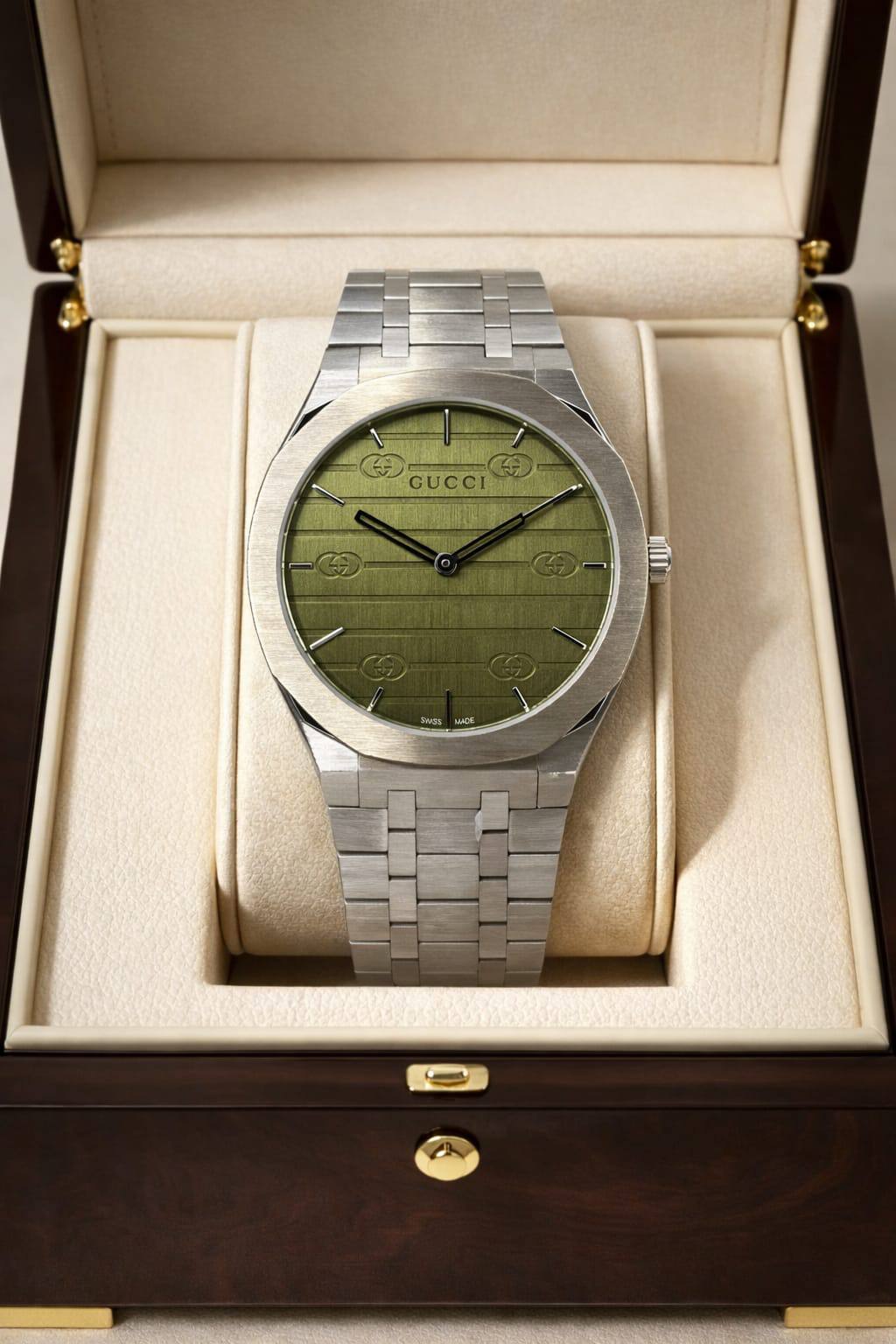 Gucci watch for men 
good quality 
230 dhs❣️

Zain59
♥️♥️♥️