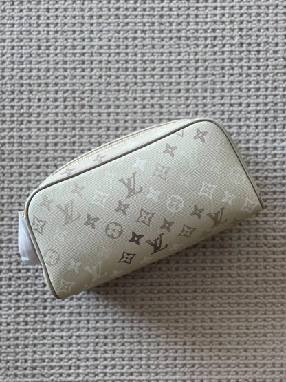LV
*Wash Bag*
*Super Master Quality*
750 dhs✅

Zain179
♥️♥️♥️