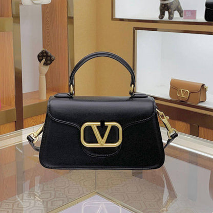 VALENTINO 
NEW CAME GOOD QUALITY
 WITH BOX 
🎁🎁🎁

100 dhs🪙💕

Zain39
♥️♥️♥️