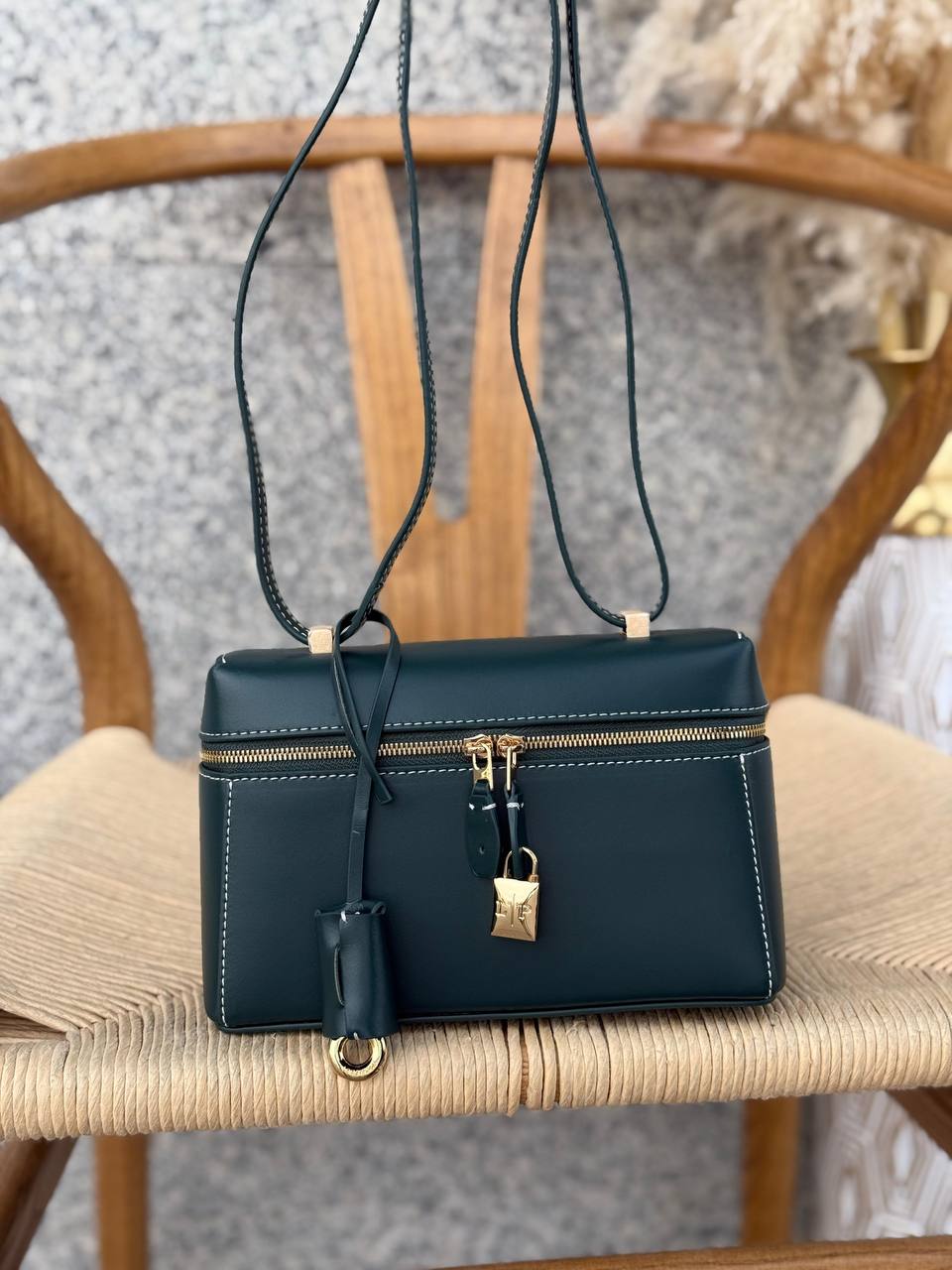 LORO PIANA
21cm
340 dhs🇦🇪
Top quality 
With box🎁

Zain167
♥️♥️♥️