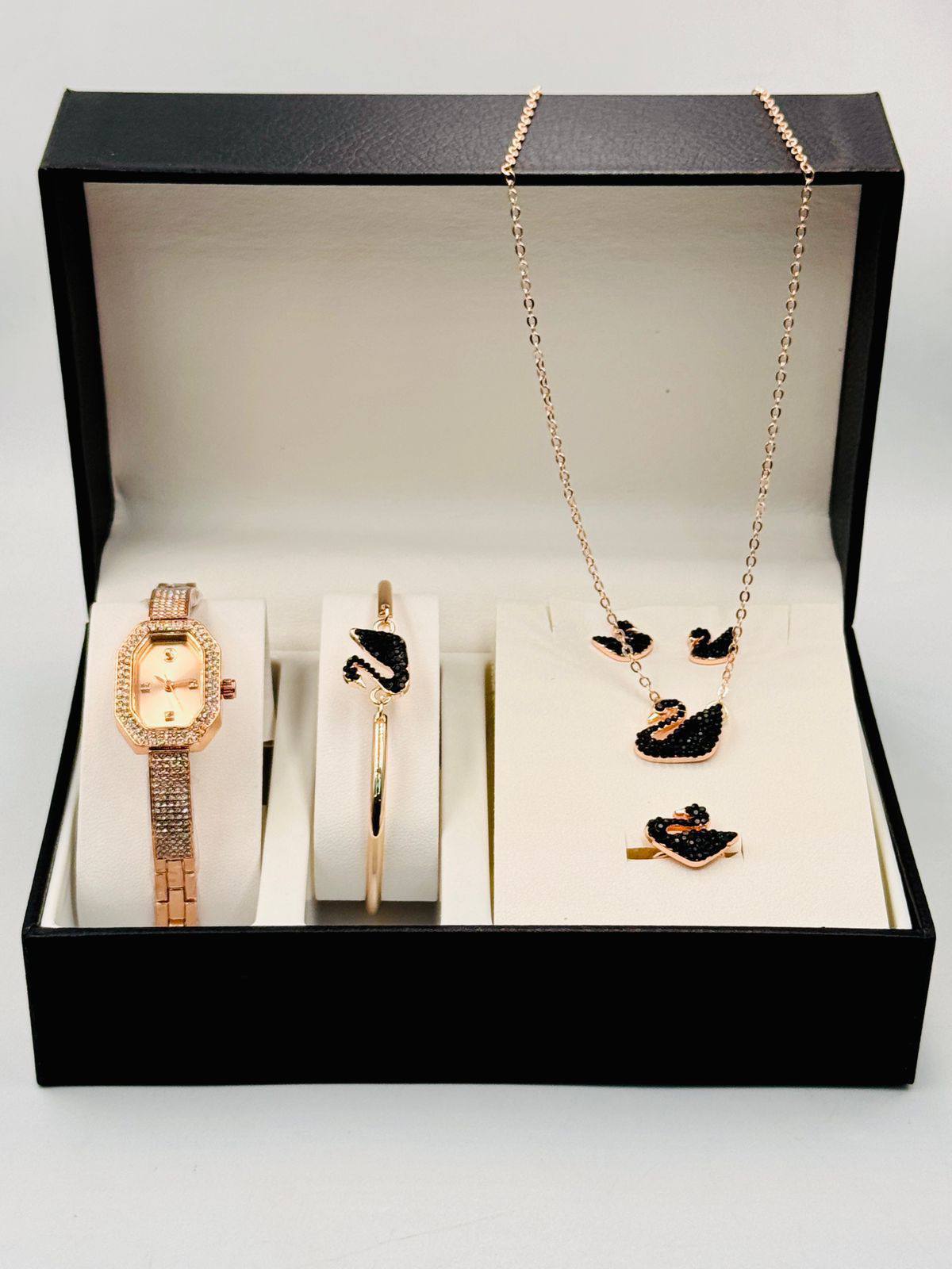 Ladies watch set 

with box 
🎁🎁🎁

90 dhs❣️

Zain08
♥️♥️♥️