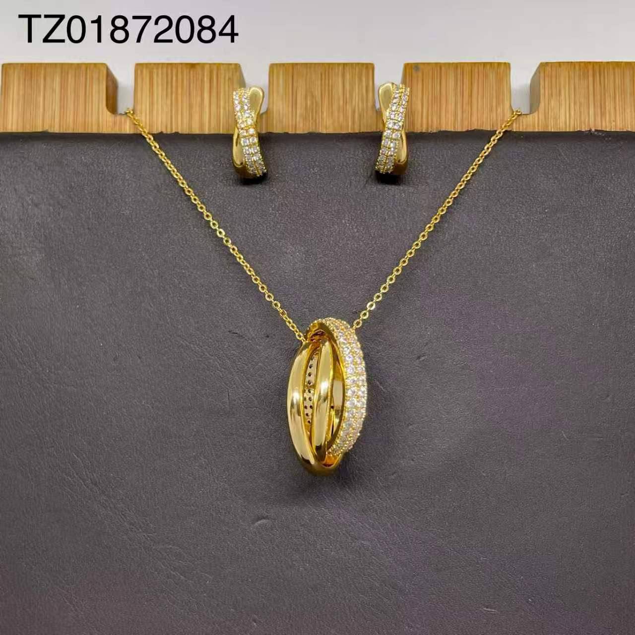 SET
Necklace 🔥
Earring 🐦‍🔥
good quality 💯
With brand boxes 🗃️ 
Paper bag 🛍️
40 dhs✅

Zain216
♥️♥️♥️