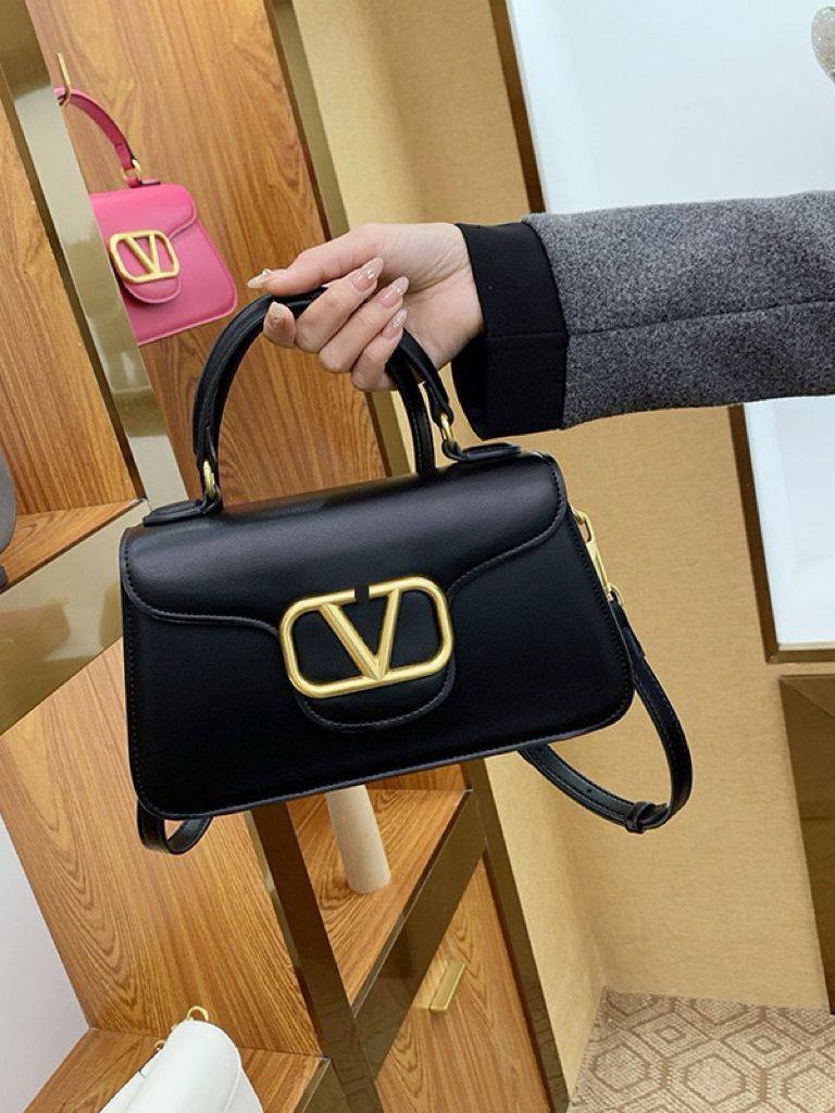VALENTINO 
NEW CAME GOOD QUALITY
 WITH BOX 
🎁🎁🎁

100 dhs🪙💕

Zain39
♥️♥️♥️
