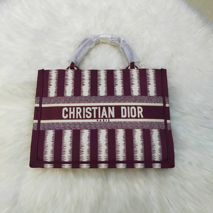 Dior
High quality
135 dhs✅
Size 35cm

Zain235
♥️♥️♥️