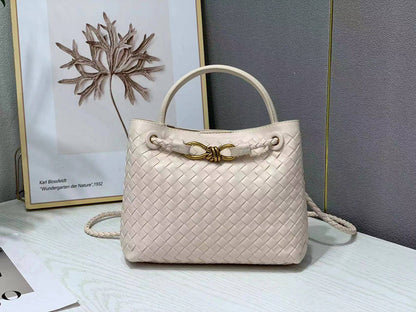 Bottega veneta  

with box 
🎁🎁🎁

100 dhs❤️

Zain177
♥️♥️♥️