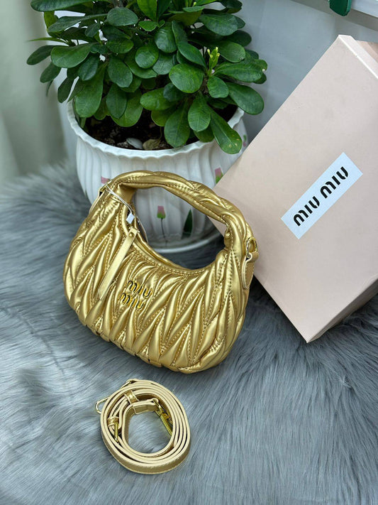 Miu Miu

with box
🎁🎁🎁

90 dhs🪙🌨️

Zain244
♥️♥️♥️