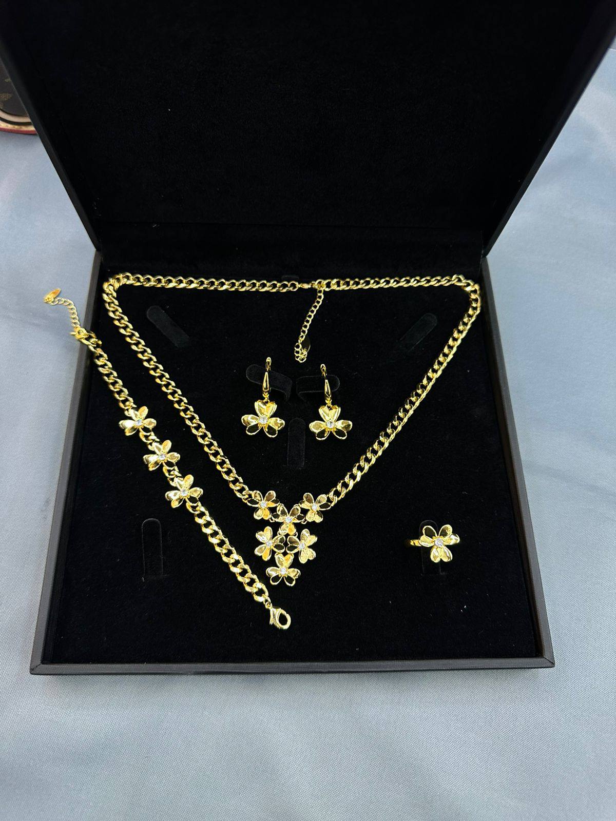 *SET ❤️‍🔥*
Necklace 🐦‍🔥
Earring🌸
Bracelet ✨
Ring 💍 
good quality 💯
With normal boxes 🗃️ 
And paper bag 🛍️
55 dhs❣️

Zain216
♥️♥️♥️