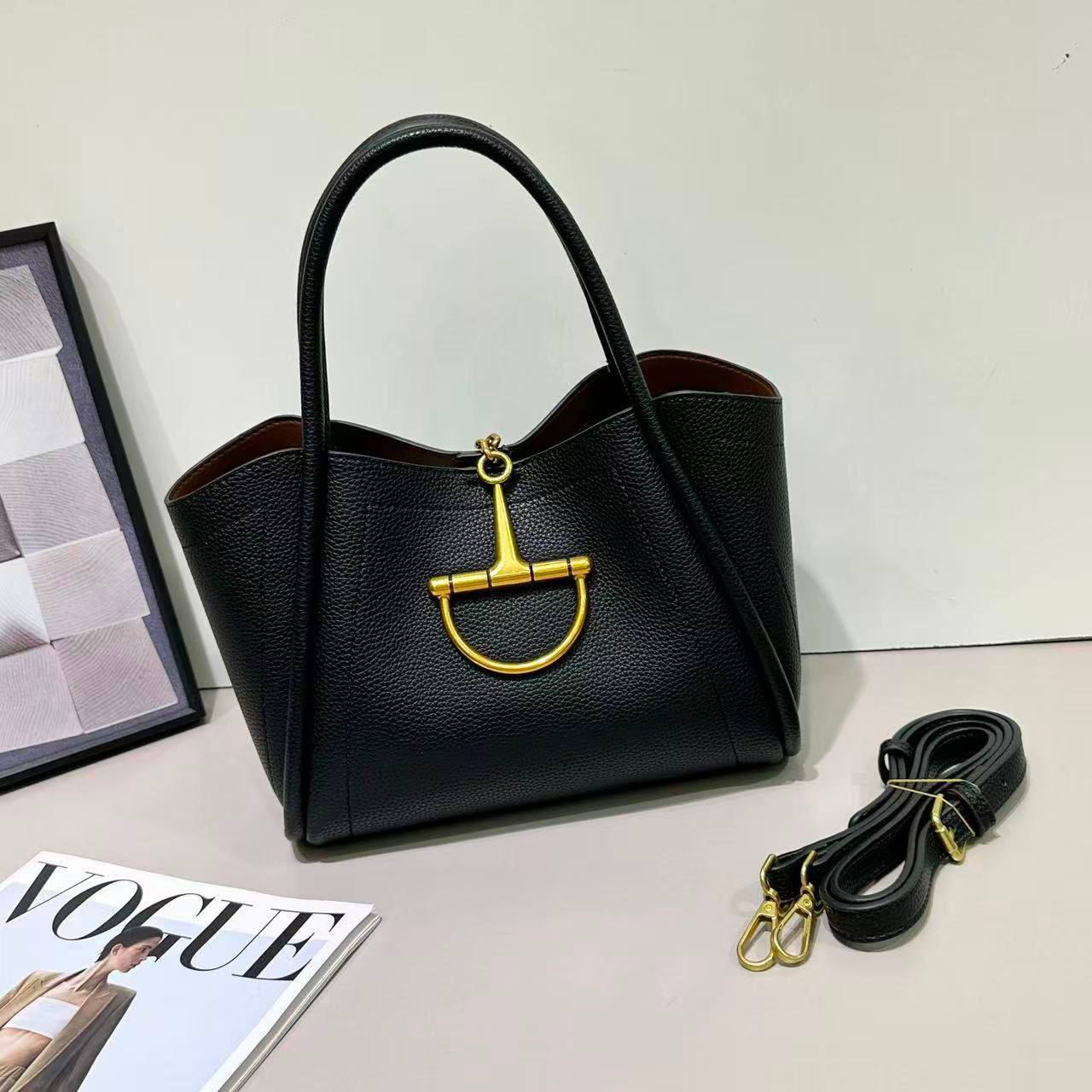 GUCCI 
120 dhs💓
Size 28 cm 🤝💃💃💃💃💃

Zain161
♥️♥️♥️