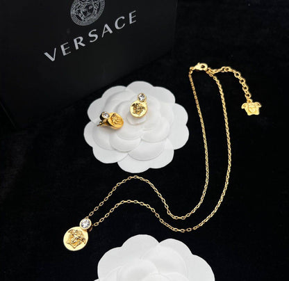 Versace - Chanel
SET✨💫
NECKLACE
EARRING
WITH BOX AND PAPER BAG🛍️🎁
105 DHS👑

Zain89
♥️♥️♥️